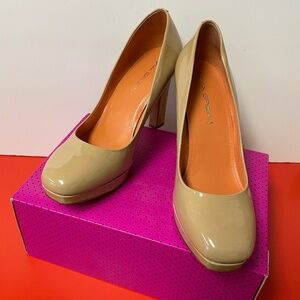 Beautiful nude heel pumps!! 🔥